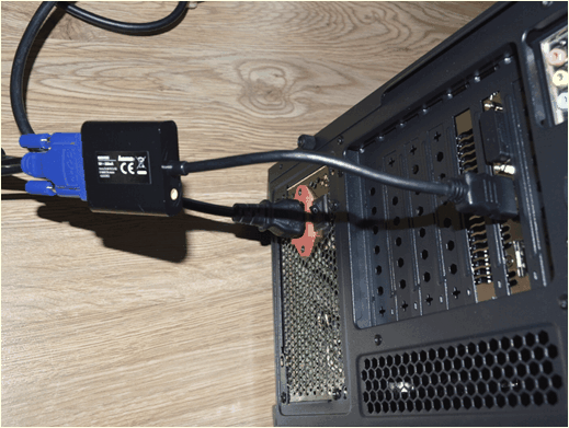 активный переходник c hdmi на vga подключенный к компьютеру